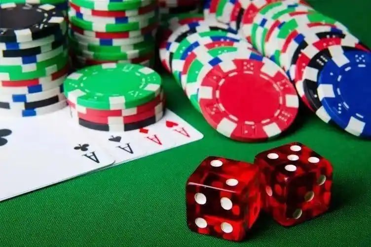 Live casino table game stream on klasbahis featuring a professional dealer